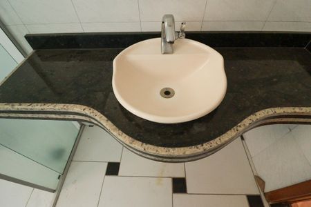 Apartamento à venda com 77m², 2 quartos e 2 vagas Apartamento à venda com 77m², 2 quartos e 2 vagasBanheiro da Suíte