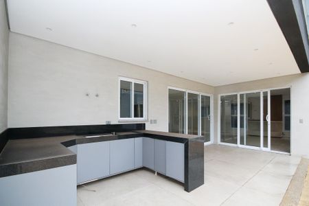 Casa de condomínio para alugar com 400m², 4 quartos e 6 vagas Casa de condomínio para alugar com 400m², 4 quartos e 6 vagasVaranda