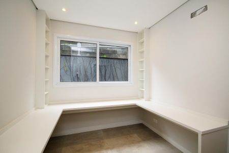 Casa de condomínio para alugar com 400m², 4 quartos e 6 vagas Casa de condomínio para alugar com 400m², 4 quartos e 6 vagasEscritório