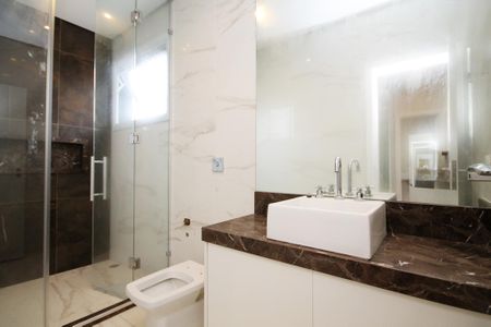 Casa de condomínio para alugar com 400m², 4 quartos e 6 vagas Casa de condomínio para alugar com 400m², 4 quartos e 6 vagasBanheiro 2 Suíte 4