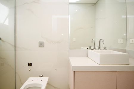 Casa de condomínio para alugar com 400m², 4 quartos e 6 vagas Casa de condomínio para alugar com 400m², 4 quartos e 6 vagasBanheiro Suíte 3