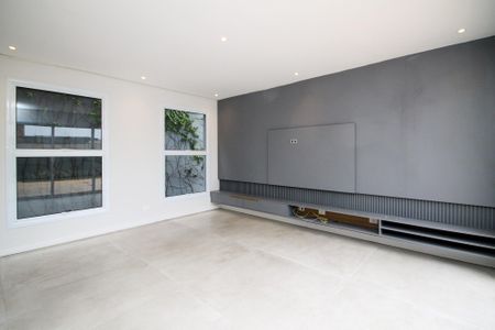 Casa de condomínio para alugar com 400m², 4 quartos e 6 vagas Casa de condomínio para alugar com 400m², 4 quartos e 6 vagasSala de TV