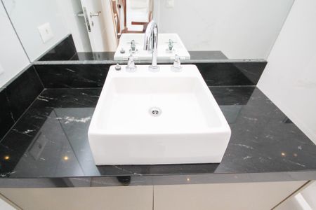 Casa de condomínio para alugar com 400m², 4 quartos e 6 vagas Casa de condomínio para alugar com 400m², 4 quartos e 6 vagasBanheiro 1 Suíte 4