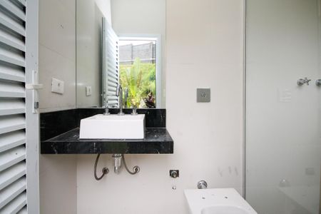 Casa de condomínio para alugar com 400m², 4 quartos e 6 vagas Casa de condomínio para alugar com 400m², 4 quartos e 6 vagasBanheiro Piscina
