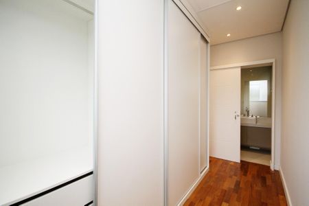 Casa de condomínio para alugar com 400m², 4 quartos e 6 vagas Casa de condomínio para alugar com 400m², 4 quartos e 6 vagasCloset Suíte 1
