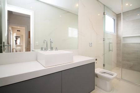 Casa de condomínio para alugar com 400m², 4 quartos e 6 vagas Casa de condomínio para alugar com 400m², 4 quartos e 6 vagasBanheiro Suíte 2