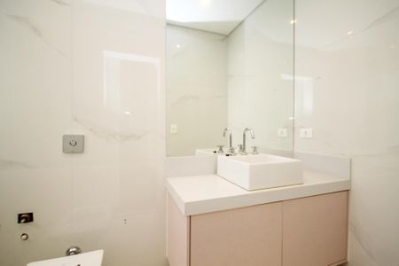 Casa de condomínio para alugar com 400m², 4 quartos e 6 vagas Casa de condomínio para alugar com 400m², 4 quartos e 6 vagasBanheiro Suíte 3
