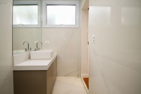 Casa de condomínio para alugar com 400m², 4 quartos e 6 vagas Casa de condomínio para alugar com 400m², 4 quartos e 6 vagasBanheiro Suíte 1