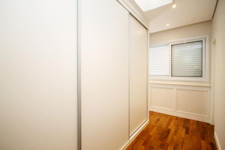Casa de condomínio para alugar com 400m², 4 quartos e 6 vagas Casa de condomínio para alugar com 400m², 4 quartos e 6 vagasCloset Suíte 2
