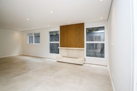 Casa de condomínio para alugar com 400m², 4 quartos e 6 vagas Casa de condomínio para alugar com 400m², 4 quartos e 6 vagasSala de Lareira