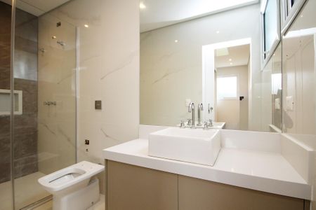 Casa de condomínio para alugar com 400m², 4 quartos e 6 vagas Casa de condomínio para alugar com 400m², 4 quartos e 6 vagasBanheiro Suíte 1