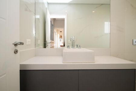 Casa de condomínio para alugar com 400m², 4 quartos e 6 vagas Casa de condomínio para alugar com 400m², 4 quartos e 6 vagasBanheiro Suíte 2