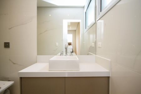 Casa de condomínio para alugar com 400m², 4 quartos e 6 vagas Casa de condomínio para alugar com 400m², 4 quartos e 6 vagasBanheiro Suíte 1