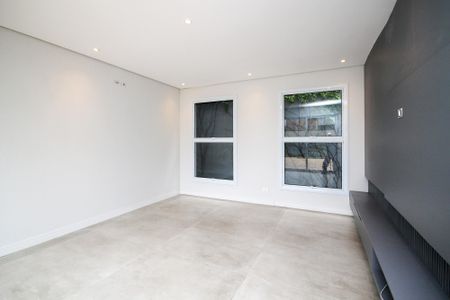 Casa de condomínio para alugar com 400m², 4 quartos e 6 vagas Casa de condomínio para alugar com 400m², 4 quartos e 6 vagasSala de TV