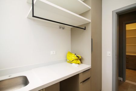 Casa de condomínio para alugar com 400m², 4 quartos e 6 vagas Casa de condomínio para alugar com 400m², 4 quartos e 6 vagasLavanderia