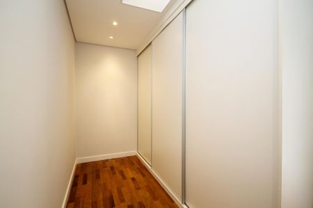 Casa de condomínio para alugar com 400m², 4 quartos e 6 vagas Casa de condomínio para alugar com 400m², 4 quartos e 6 vagasCloset Suíte 2