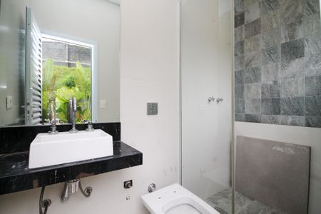 Casa de condomínio para alugar com 400m², 4 quartos e 6 vagas Casa de condomínio para alugar com 400m², 4 quartos e 6 vagasBanheiro Piscina
