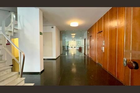 Hall de entrada de apartamento para alugar com 2 quartos, 78m² em Consolação, São Paulo