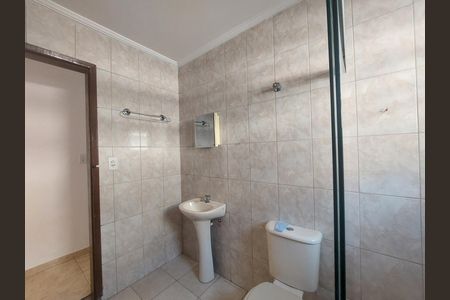 Banheiro de casa para alugar com 2 quartos, 70m² em Vila Campo Grande, São Paulo