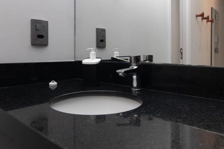 Banheiro de apartamento à venda com 1 quarto, 29m² em Centro Histórico, Porto Alegre