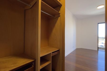 Apartamento à venda com 134m², 3 quartos e 2 vagas Apartamento à venda com 134m², 3 quartos e 2 vagasCloset da suíte