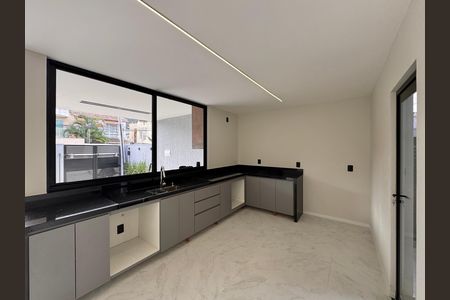 Cozinha de casa de condomínio para alugar com 3 quartos, 145m² em Vargem Pequena, Rio de Janeiro