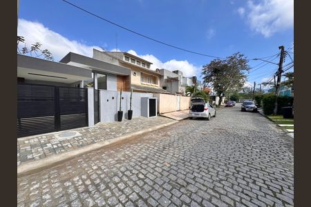 Casa de condomínio para alugar com 145m², 3 quartos e 1 vaga Casa de condomínio para alugar com 145m², 3 quartos e 1 vagaFachada