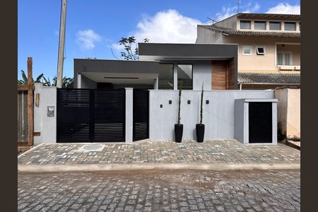 Fachada de casa de condomínio para alugar com 3 quartos, 145m² em Vargem Pequena, Rio de Janeiro