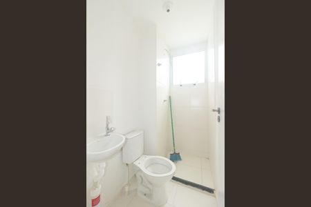 Banheiro de apartamento para alugar com 2 quartos, 40m² em Guaratiba, Rio de Janeiro