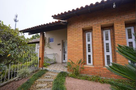 Fachada frente de casa à venda com 3 quartos, 400m² em Teresópolis, Porto Alegre