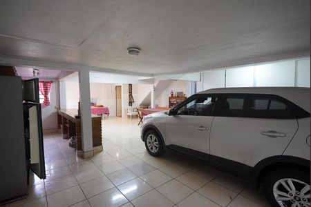 Garagem  de casa à venda com 3 quartos, 400m² em Teresópolis, Porto Alegre