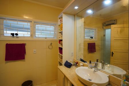 Banheiro da Suíte de casa à venda com 3 quartos, 400m² em Teresópolis, Porto Alegre