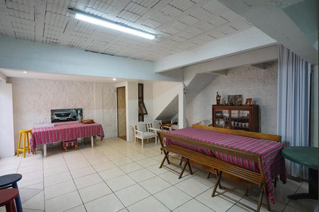 Garagem de casa à venda com 3 quartos, 400m² em Teresópolis, Porto Alegre