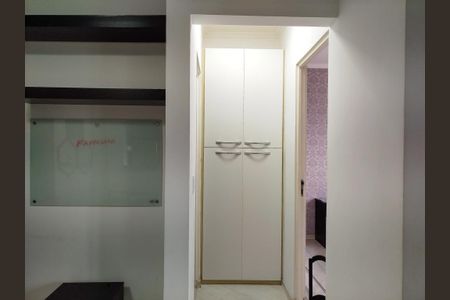 Apartamento para alugar com 45m², 1 quarto e 1 vaga Apartamento para alugar com 45m², 1 quarto e 1 vagaCorredor com armario