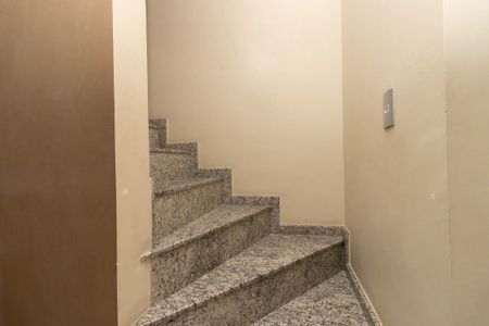 Casa de condomínio à venda com 153m², 2 quartos e 3 vagas Casa de condomínio à venda com 153m², 2 quartos e 3 vagasEscada