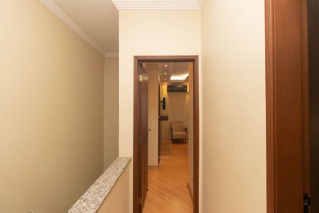 Casa de condomínio à venda com 153m², 2 quartos e 3 vagas Casa de condomínio à venda com 153m², 2 quartos e 3 vagasHall da escada