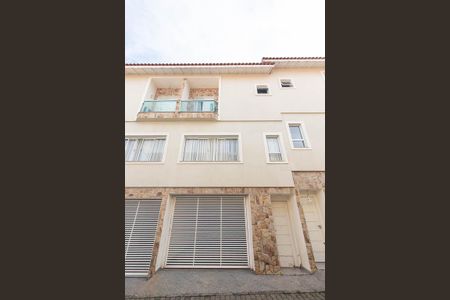 Casa de condomínio à venda com 153m², 2 quartos e 3 vagas Casa de condomínio à venda com 153m², 2 quartos e 3 vagasFachada