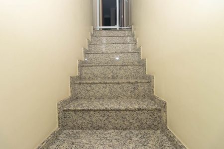 Casa de condomínio à venda com 153m², 2 quartos e 3 vagas Casa de condomínio à venda com 153m², 2 quartos e 3 vagasEscada