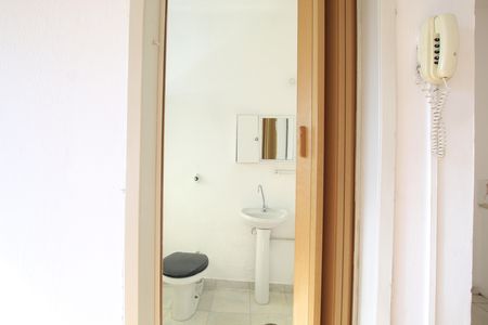 Banheiro social de kitnet/studio para alugar com 1 quarto, 32m² em Centro Histórico de São Paulo, São Paulo