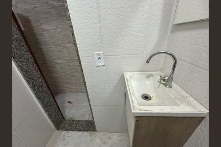 Banheiro de kitnet/studio para alugar com 1 quarto, 28m² em Cascadura, Rio de Janeiro