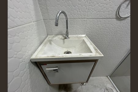 Banheiro de kitnet/studio para alugar com 1 quarto, 28m² em Cascadura, Rio de Janeiro