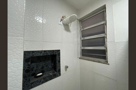 Banheiro de kitnet/studio para alugar com 1 quarto, 28m² em Cascadura, Rio de Janeiro