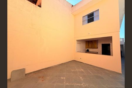Casa para alugar com 3 quartos, 131m² em Jardim Rosa Maria, São Paulo