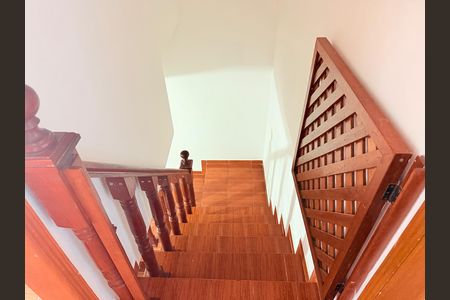 Casa para alugar com 131m², 3 quartos e 2 vagasEscada 