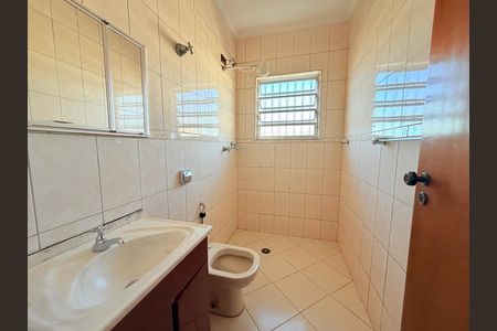 Casa para alugar com 131m², 3 quartos e 2 vagasBanheiro 