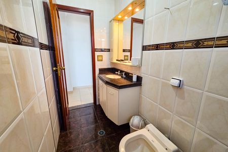 Banheiro da Suíte 1 de apartamento para alugar com 2 quartos, 112m² em Vila Caiçara, Praia Grande