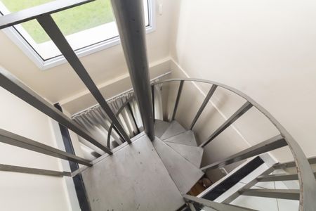 Casa de condomínio à venda com 107m², 3 quartos e 2 vagas Casa de condomínio à venda com 107m², 3 quartos e 2 vagasEscada