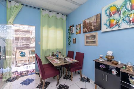 Casa à venda com 200m², 5 quartos e 3 vagas Casa à venda com 200m², 5 quartos e 3 vagasSala Casa 3