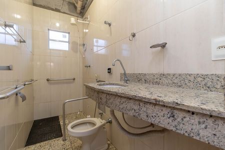 Casa à venda com 200m², 5 quartos e 3 vagas Casa à venda com 200m², 5 quartos e 3 vagasBanheiro Casa 2