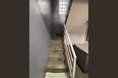 Casa de condomínio para alugar com 93m², 2 quartos e 1 vagaEscada
